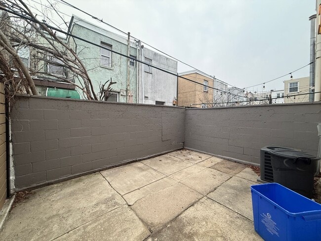 Building Photo - Charming South Philly Home in the Pennsport/Queen Village Area