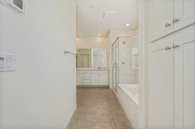 Building Photo - Fully Furnished Mid-term Rental