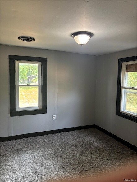 Building Photo - 4072 S Center Rd