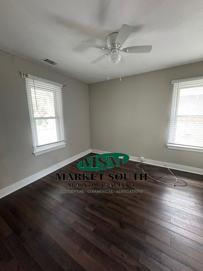 Building Photo - CUTE MIDTOWN BUNGALOW- AVAILABLE NOW!