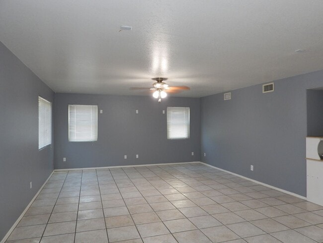 Building Photo - 5 bedroom 3 bath