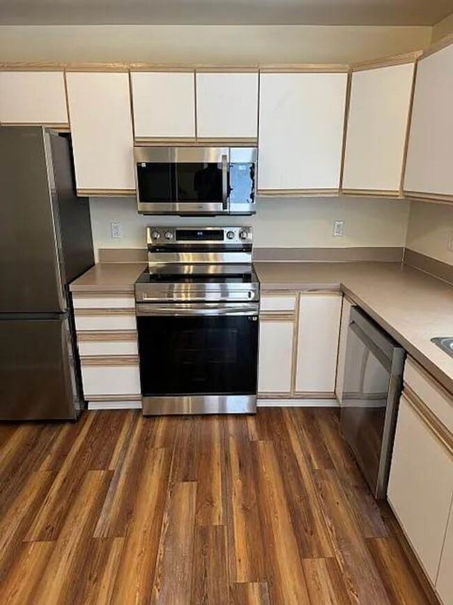 Building Photo - Spacious 2 Bedroom Duplex with Cozy Features