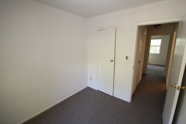 Building Photo - Freshly renovated 3 bedroom with bonus roo...