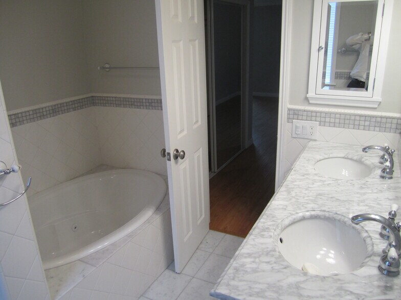 Building Photo - 848 Lincoln Blvd