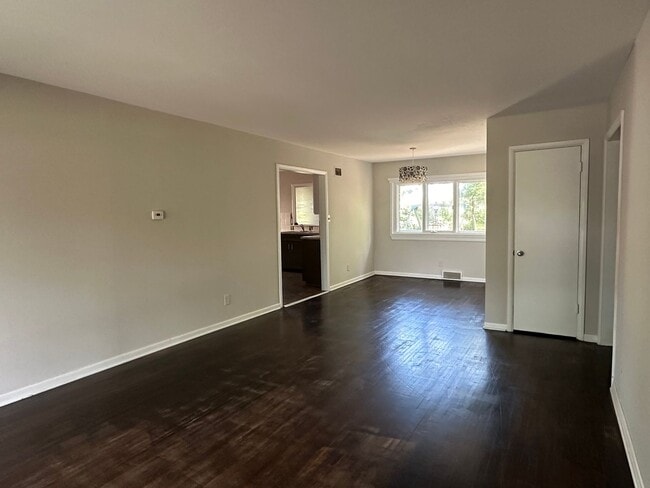 Building Photo - Updated 3 Bedroom Home with Large Kitchen ...