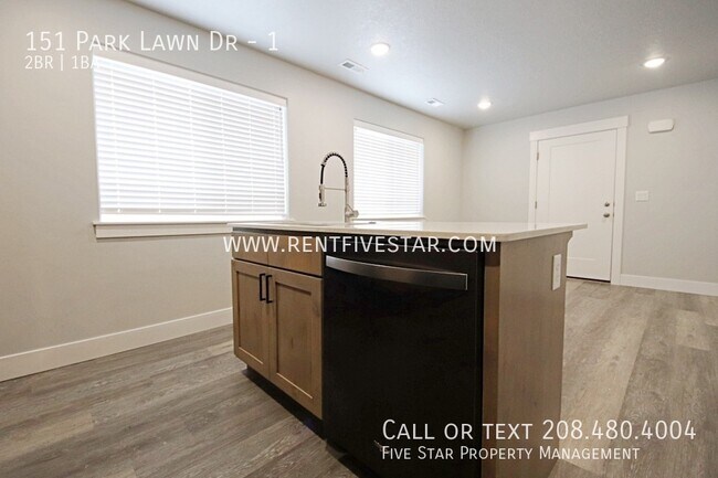 Building Photo - 151 Park Lawn Dr