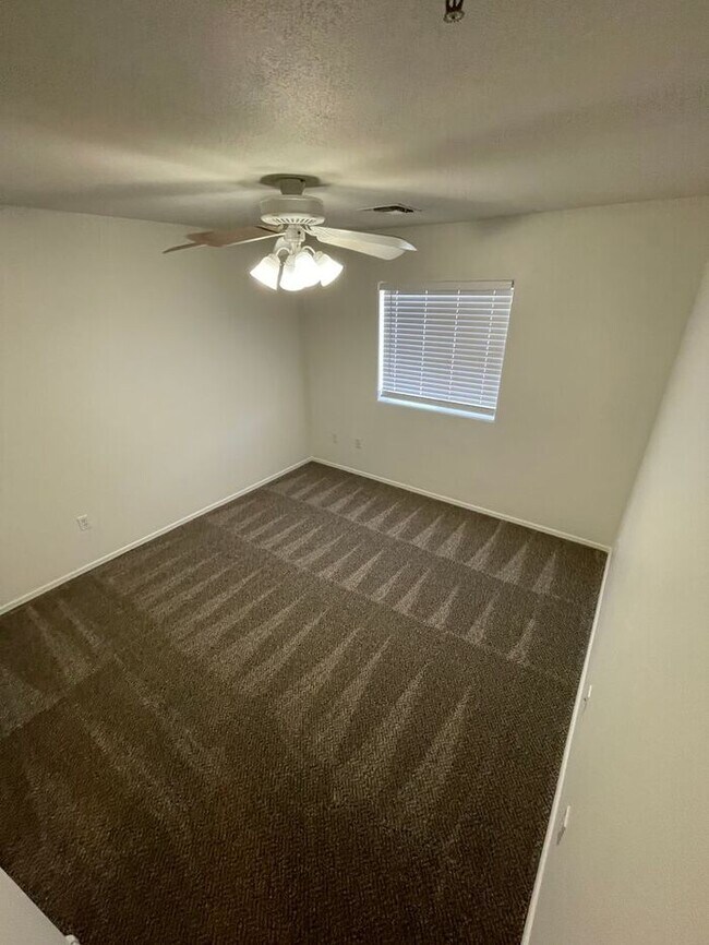 Building Photo - READY TO TOUR! Spacious 4 Bed 2 Bath Home in Phoenix