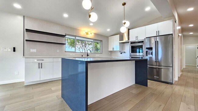 Building Photo - Waialae Nui Ridge - Renovated 4 bedroom, 3...