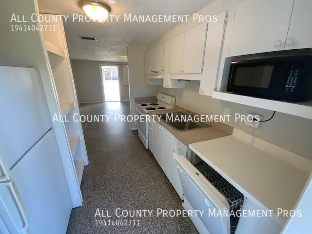 Building Photo - Pet Friendly / Central A/C / Carport / Lau...