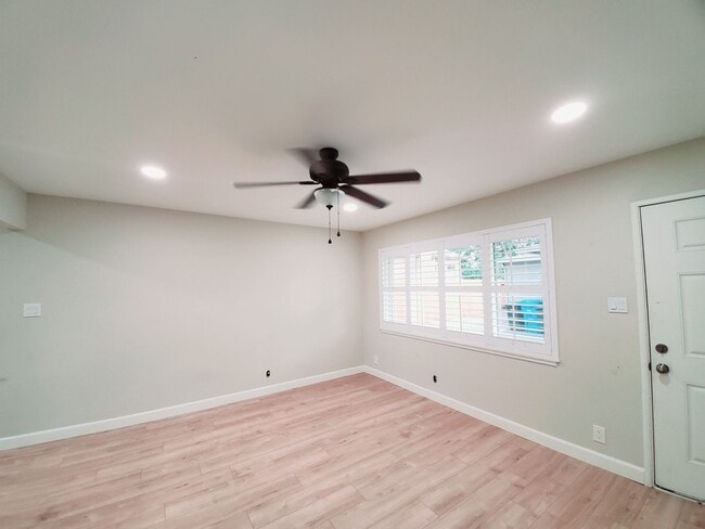 Building Photo - 2 bedroom home with garage, solar power, A...