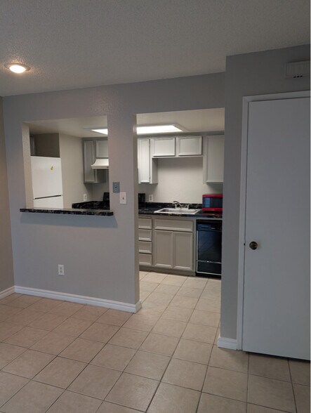 Primary Photo - 3701 Colonial Dr