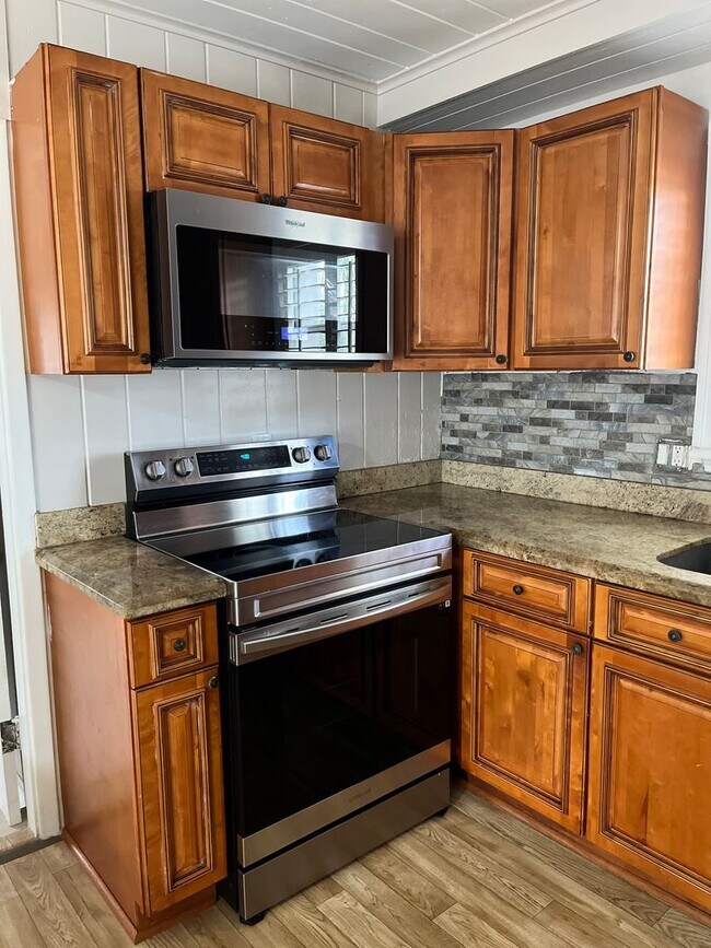 Building Photo - Newly renovated 3/2 for rent!