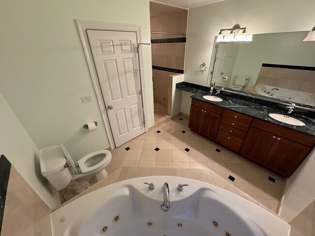 Building Photo - 4635 N Malden St