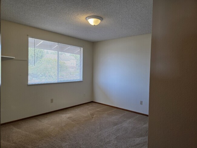 Building Photo - 2022 E 6th St