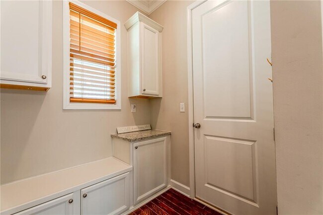 Building Photo - 165 Mansfield Dr