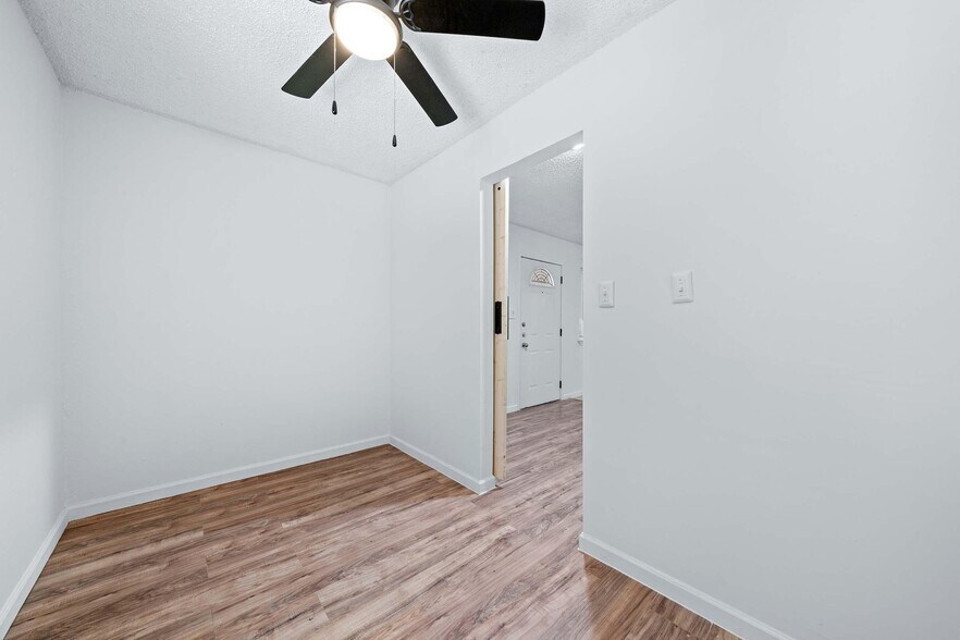 Building Photo - 9008 Galewood Dr