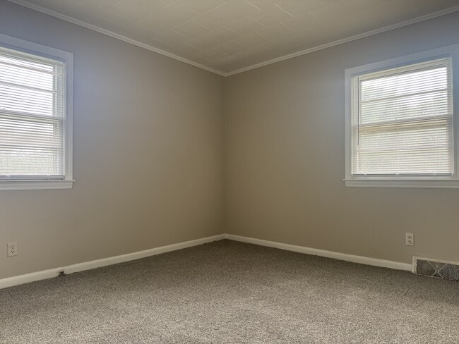 Building Photo - 406 E Park Dr