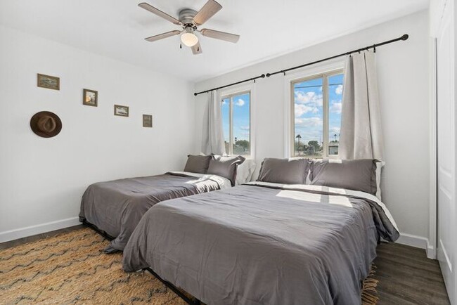 Building Photo - Furnished Optional 3 bed 2 bath Townhome