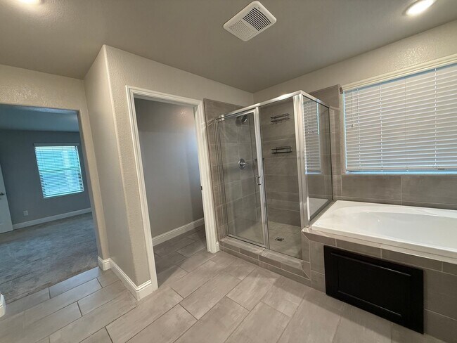 Building Photo - Charming 3-Bedroom Home in Family-Friendly 93727 Neighborhood