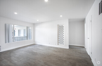 Building Photo - Renovated, Large 2BD/ 1.5 Bath in Mid-City...