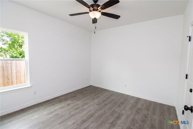 Building Photo - 921 Ashwood Dr