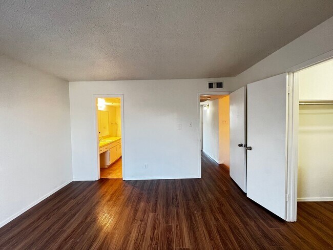 Building Photo - Location! Location! Location! Lovely 2-Sto...