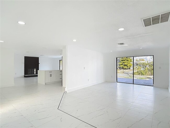 Building Photo - 9920 San Mateo Way