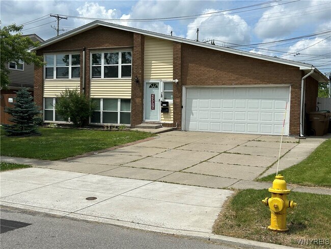 Primary Photo - 18 Barone Cir