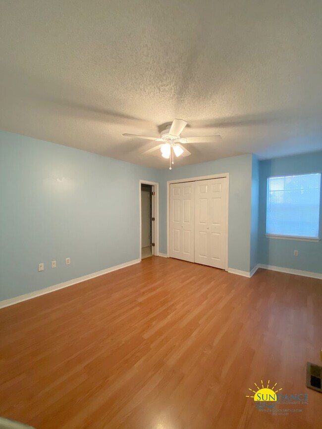 Building Photo - Great 3 Bedroom Townhouse Close to Both Ba...