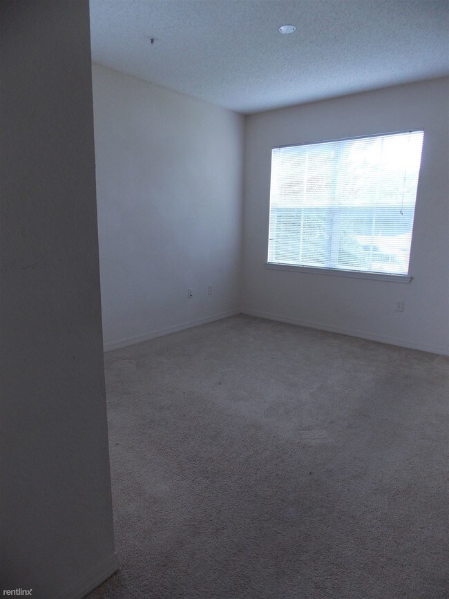 Building Photo - 18001 Richmond Place Dr