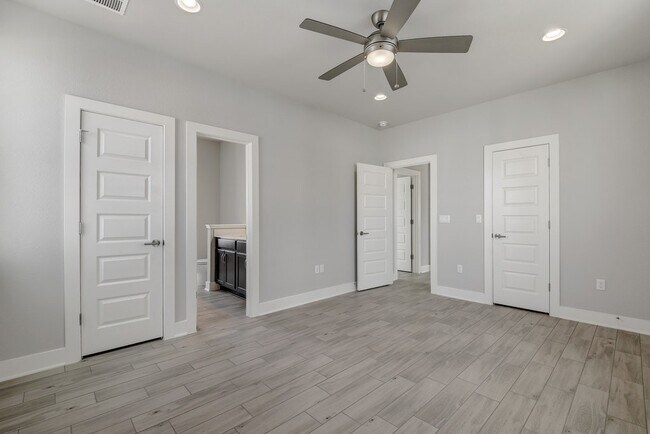 Building Photo - Gorgeous Edgewick Condo