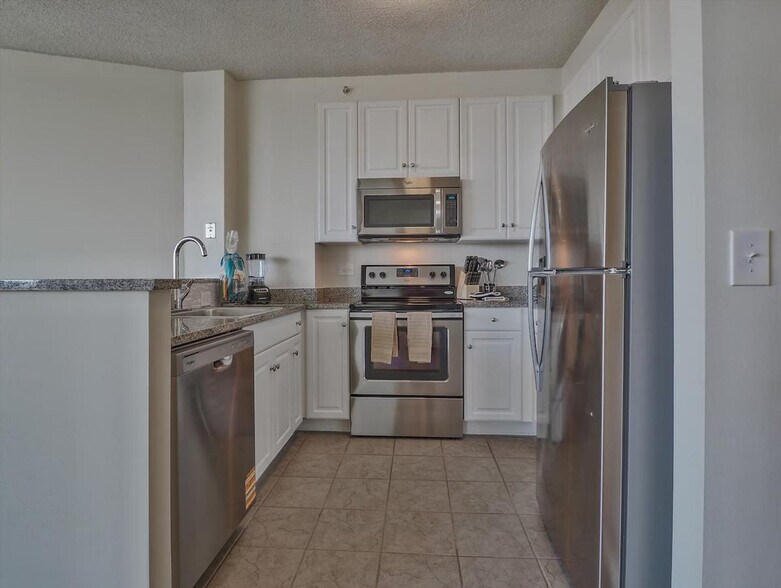 Building Photo - 33 Hudson St