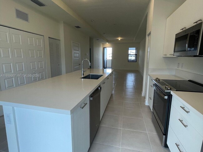 Building Photo - 7915 NW 104th Ave