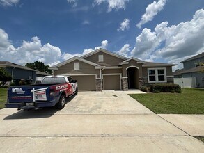 Building Photo - Spacious 4/2.5 Near 200