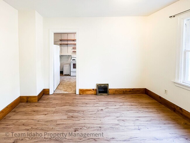 Building Photo - 811 E 6th St