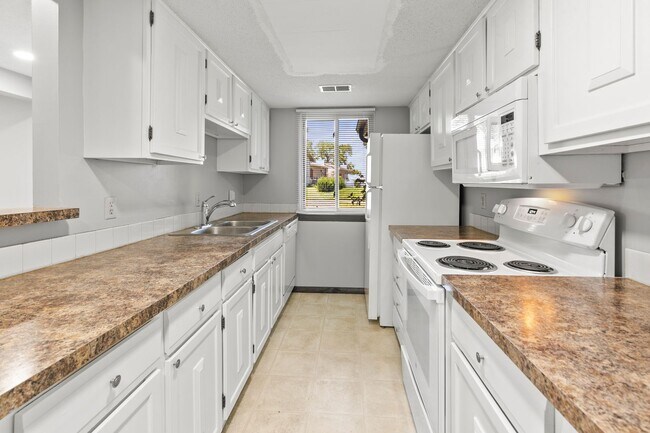 Building Photo - Spacious 3 Bedroom/ 3 Bath Townhouse