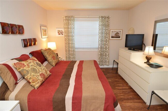 Building Photo - 3889 Pompano Dr SE
