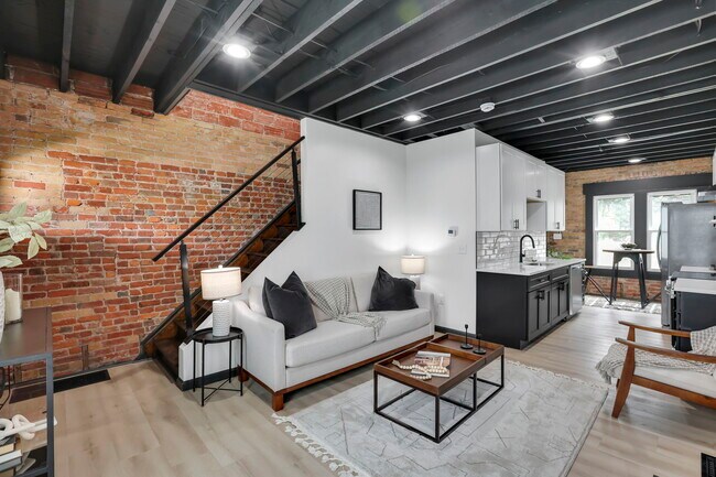 Building Photo - 1010 Bruck St