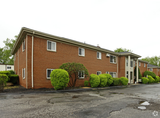 Primary Photo - Hallwood Manor Apartments