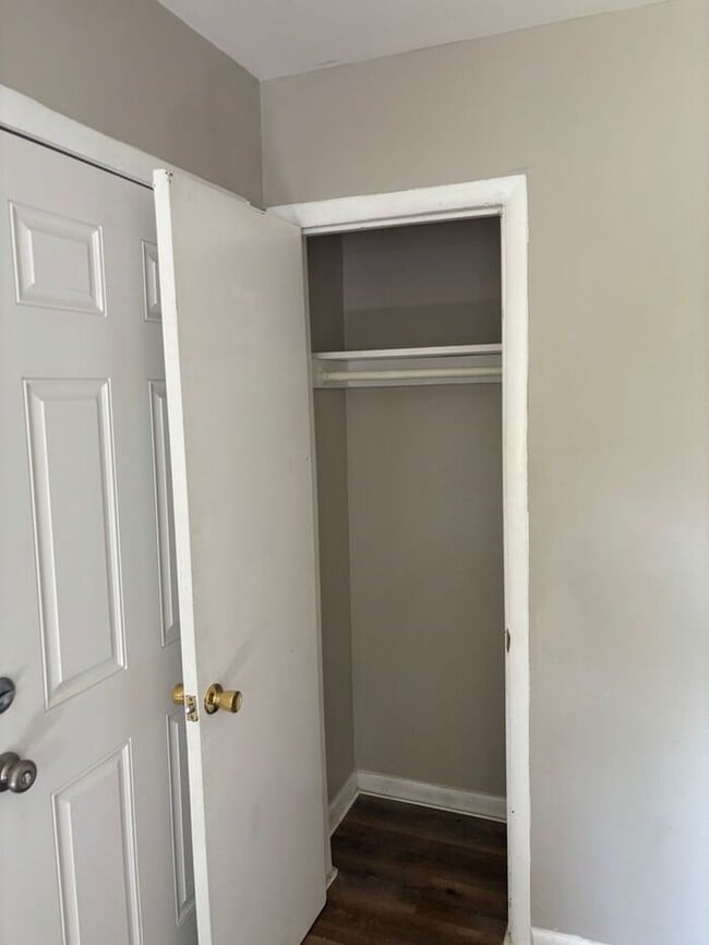Building Photo - Charming 2-bedroom and 1-bathroom house lo...