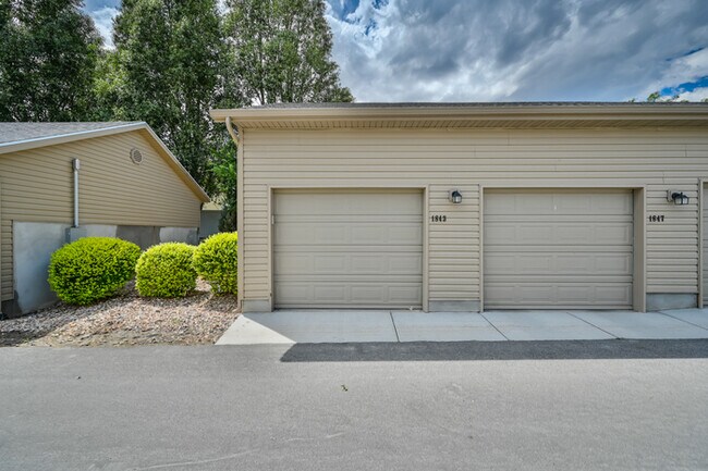 Building Photo - Main Floor Condo in Saratoga Springs!