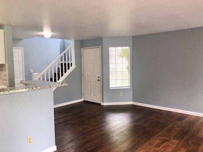 Building Photo - Bellevue Townhouse