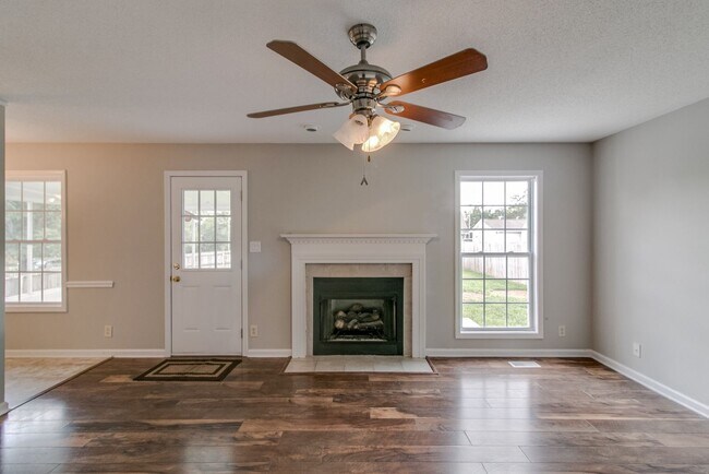 Building Photo - 4 Bedroom Pet Friendly Home For Rent!
