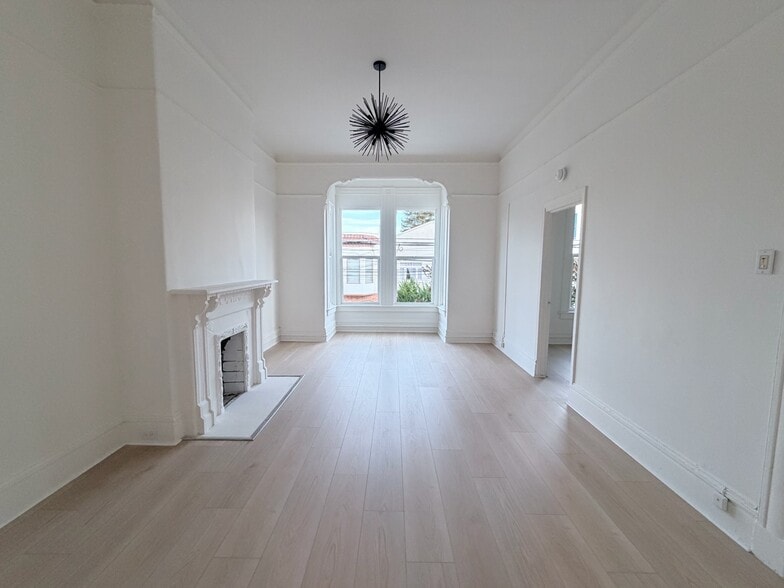 Expansive Living Room - natural sunlight - 1330 Alabama St