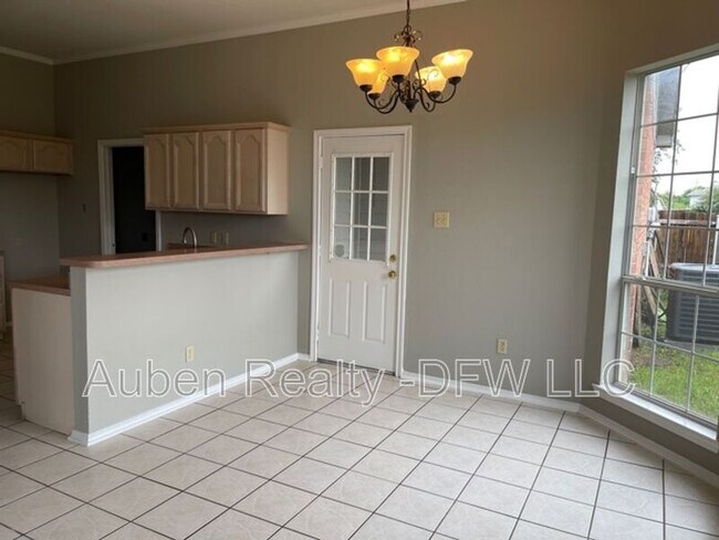Building Photo - 815 Valleybrooke Dr