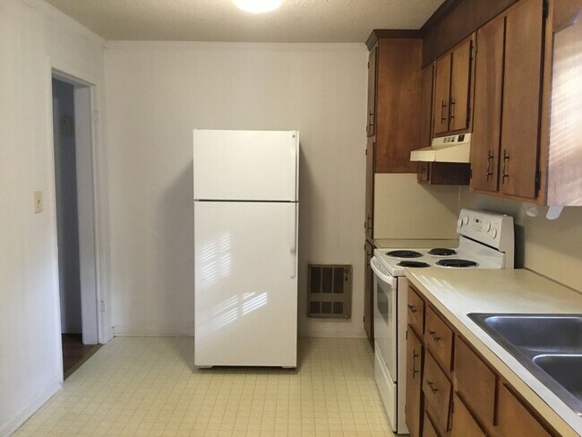 Building Photo - Charming 2-Bedroom Home with Spacious Livi...