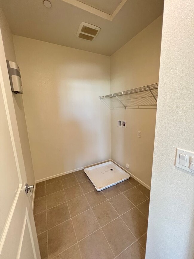 Building Photo - Beautiful 2 Bedroom 2 Bath Townhome