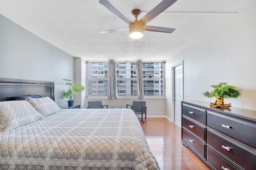 Building Photo - 18031 Biscayne Blvd