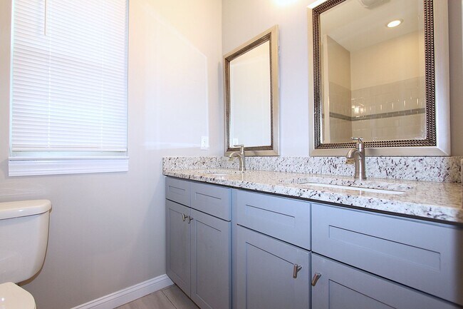 Building Photo - Modern Style Home in Downtown Durham!