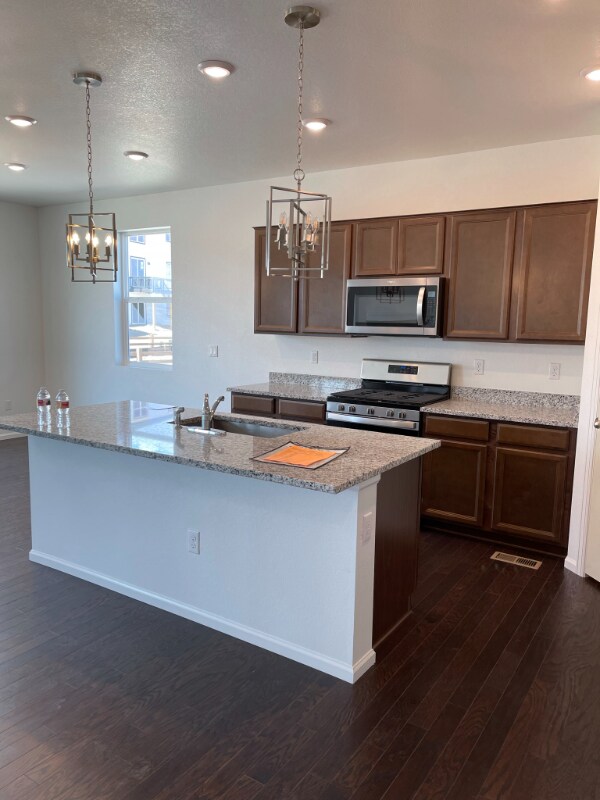 Building Photo - 517 Silver Rock Trl